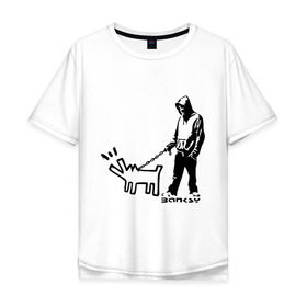 Мужская футболка хлопок Oversize с принтом Парень с собакой (Banksy) в Санкт-Петербурге, 100% хлопок | свободный крой, круглый ворот, “спинка” длиннее передней части | Тематика изображения на принте: dog | бэнкси | граффити | собака