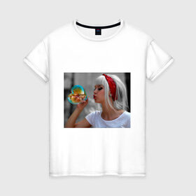 Женская футболка хлопок с принтом Мыльный пузырь в Санкт-Петербурге, 100% хлопок | прямой крой, круглый вырез горловины, длина до линии бедер, слегка спущенное плечо | девушкам | для девушек | мыльный пузырь | фотография девушки