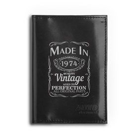 Обложка для автодокументов с принтом Сделано в 1974 в Санкт-Петербурге, натуральная кожа |  размер 19,9*13 см; внутри 4 больших “конверта” для документов и один маленький отдел — туда идеально встанут права | 1974 | винтаж | год рождения | дата | надпись | сделано