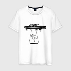 Мужская футболка хлопок с принтом Похищение пришельца в Санкт-Петербурге, 100% хлопок | прямой крой, круглый вырез горловины, длина до линии бедер, слегка спущенное плечо. | Тематика изображения на принте: авто | космонавт | космос | нло | пришельцы