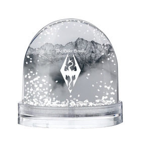 Снежный шар с принтом TES V SKYRIM в Санкт-Петербурге, Пластик | Изображение внутри шара печатается на глянцевой фотобумаге с двух сторон | dragon | mountain | skyrim | tes | tes 5 | the elder scrolls | горы | дракон | логотип | эмблема