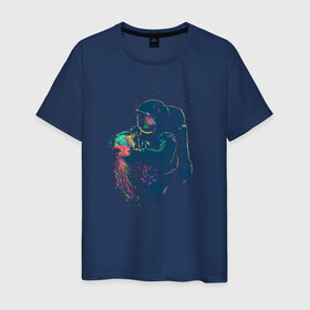 Мужская футболка хлопок с принтом Космическая медуза в Санкт-Петербурге, 100% хлопок | прямой крой, круглый вырез горловины, длина до линии бедер, слегка спущенное плечо. | астронавт | космонавт | космос | краски | медуза | невесомость | свет. отражение. тело | скафандр | фантастика | цвета | чудеса