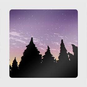 Магнит виниловый Квадрат с принтом Лес под ночным небом в Санкт-Петербурге, полимерный материал с магнитным слоем | размер 9*9 см, закругленные углы | Тематика изображения на принте: вечер | градиент | закат | звездное небо | звезды | лес | небо | очертание | очертание леса | сумерки | тайга | фиолетовый | черный