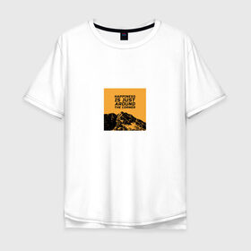 Мужская футболка хлопок Oversize с принтом Счастье не за горами в Санкт-Петербурге, 100% хлопок | свободный крой, круглый ворот, “спинка” длиннее передней части | Тематика изображения на принте: горы | надпись на английском | пейзаж | прикольная надпись | природа | счастье | цитата