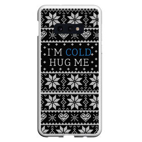 Чехол для Samsung S10E с принтом I`m cold hug me в Санкт-Петербурге, Силикон | Область печати: задняя сторона чехла, без боковых панелей | Тематика изображения на принте: иностранные | любовь | меня | мне | надпись | новогодний свитер | новый год | обними | объятия | прикольные | рождественский свитер | свитер | слова | текст | холодно | цитата